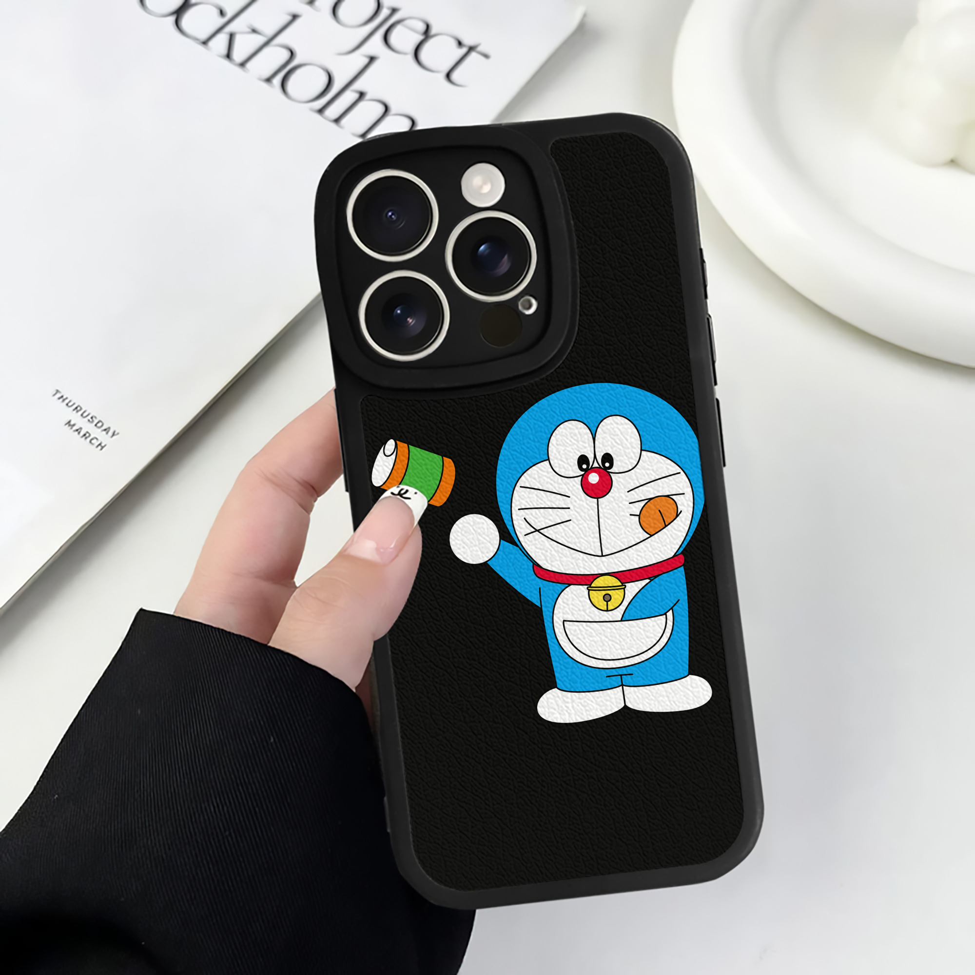 （画像用） ドラえもん Doraemon 【iPhone 16シリーズ対応】シリコンスマホケース（レザー調） 材質：シリコン
